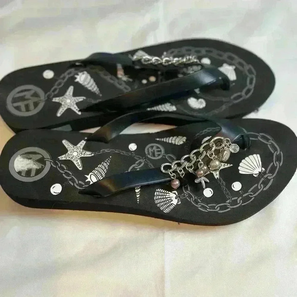 Black Beachy Flip Flop with silver chain and beach accents (Size 8M) - Picture 4 of 7